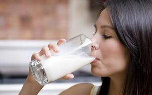 Dzeršanas diētas izvēlnēs ietilpst piens ar zemu tauku saturu