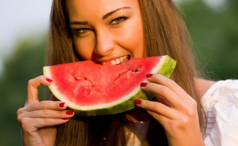 pozitīvas atsauksmes no sievietēm par arbūzu diētu svara zaudēšanai